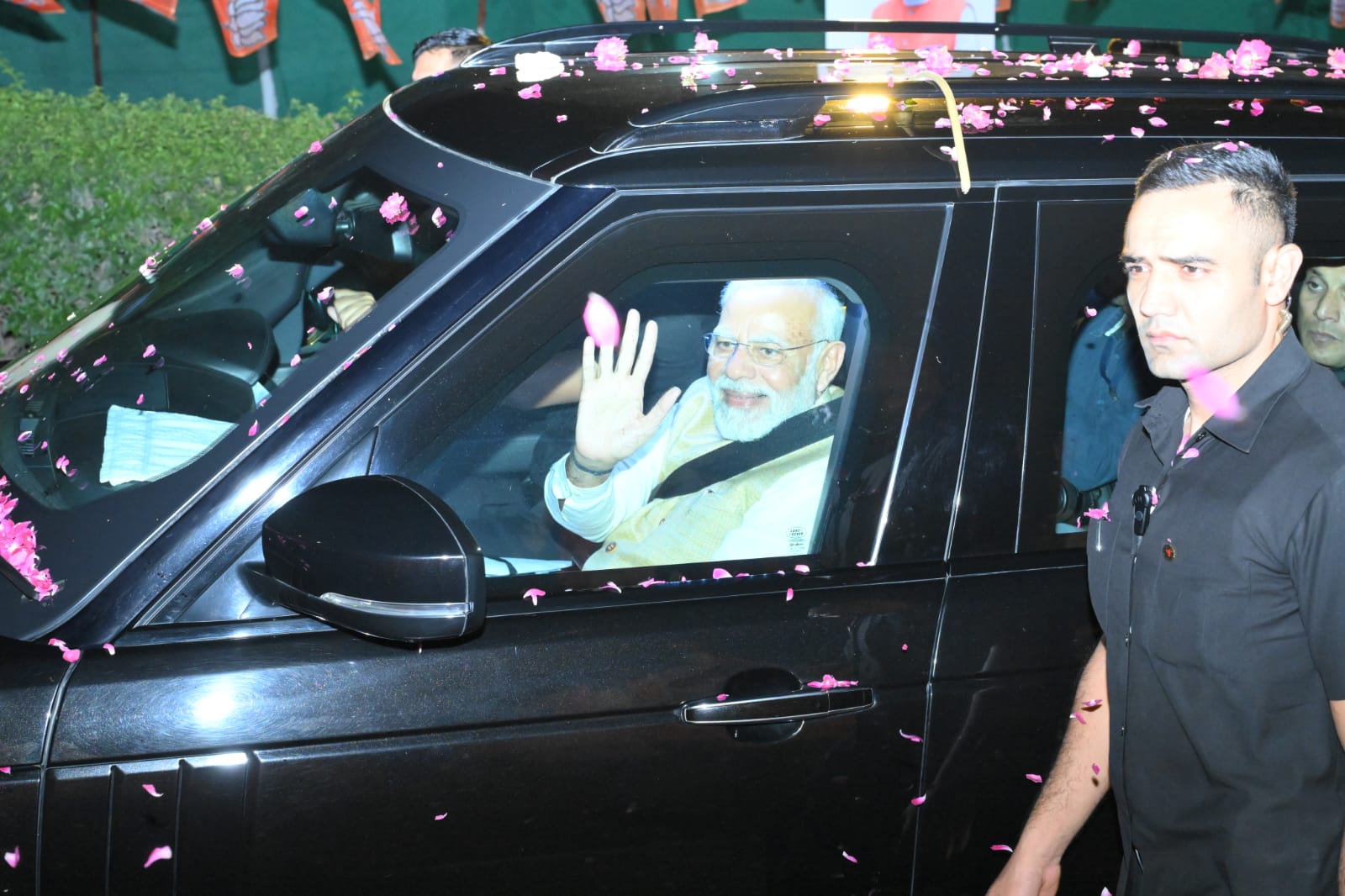 PM Modi : విశాఖ చేరుకున్న ప్రధాని మోదీ, బీజేపీ నేతల కన్నా ముందే పీఎంతో పవన్ భేటీ