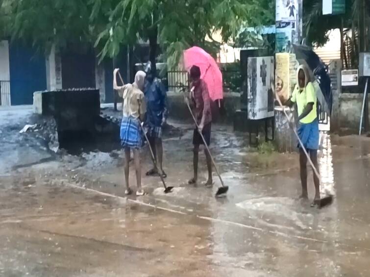mayiladuthurai: After the collector's arrival in Sirkazhi, the rainwater was disposed TNN சீர்காழியில் ஆட்சியர் வருகையை அடுத்து அப்புறப்படுத்தப்பட்ட மழைநீர்!