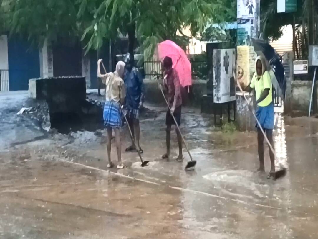 சீர்காழியில் ஆட்சியர் வருகையை அடுத்து அப்புறப்படுத்தப்பட்ட மழைநீர்!