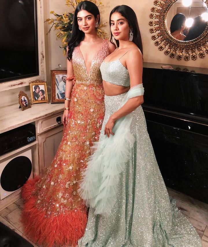 जाह्नवी का कहना है कि वह जरूरतमंद, चिड़चिड़ी बहन है, जो खुशी से तब लड़ती हैं जब वह उनके साथ समय नहीं बिता रही होती हैं.