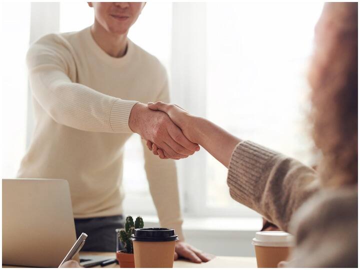 Interview Tips: जॉब के लिए इंटरव्यू देने जाएं तो इन बातों का रखें खास ध्यान, जरूर मिलेगी नौकरी! Job Interview Tips How To Crack Interview For Job Tips To Crack Interview Interview Tips: जॉब के लिए इंटरव्यू देने जाएं तो इन बातों का रखें खास ध्यान, जरूर मिलेगी नौकरी!