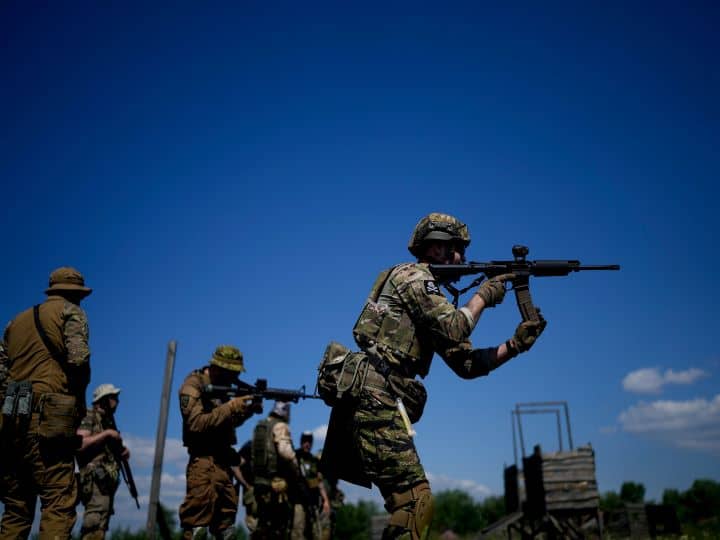 Russia Ukraine war russian army confirms withdrawal of troops from kherson Russia Ukraine War: तबाही मचाने के बाद खेरसॉन से वापस लौटी रूसी सेना, यूक्रेन ने कहा- हमें भरोसा नहीं