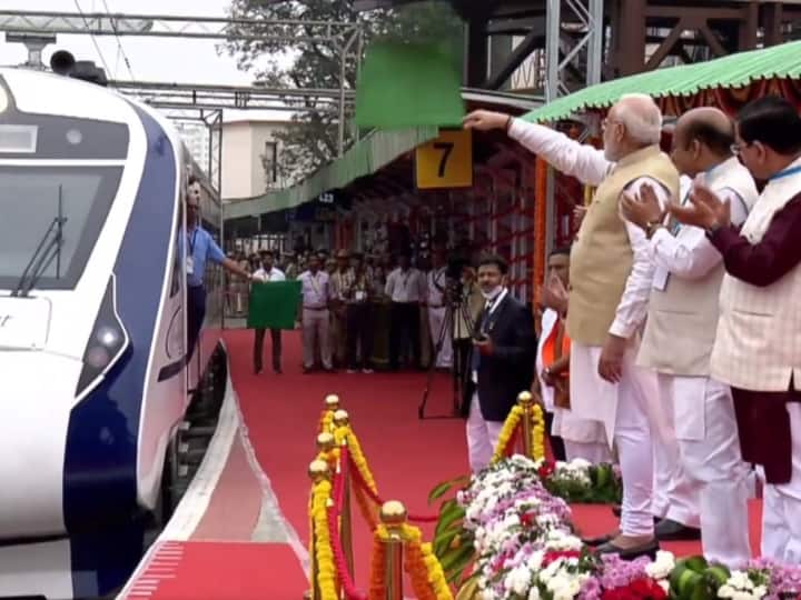 PM Modi Bengaluru Visit flags off Vande Bharat Express train PM मोदी का साउथ दौरा शुरू, बेंगलुरु में वंदे भारत एक्सप्रेस को दिखाई हरी झंडी- कई परियोजनाओं की होगी शुरुआत