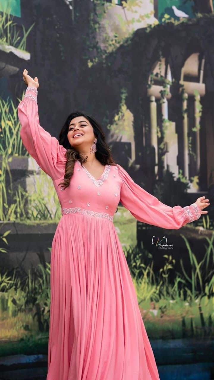 பூர்ணாவின் இயற்பெயர் ஷாம்னா காசிம் ஆகும்