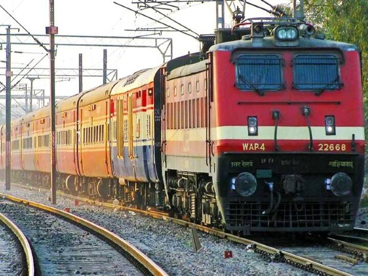 Aligarh : Iron Rod Passed through Train Passenger, Died on Spot Aligarh : વિચિત્ર અકસ્માત, ચાલુ ટ્રેને બારીમાંથી સળિયો મુસાફરની ગરદનની આરપાર નિકળી ગયો