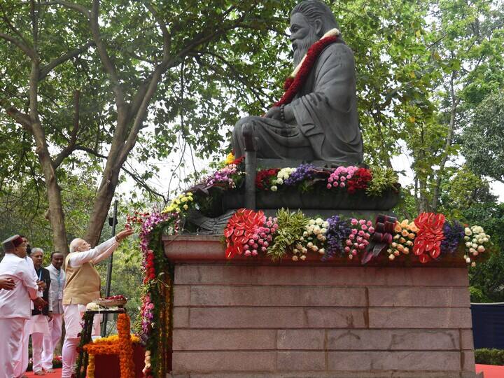 PM Modi also paid floral tributes to Maharshi Valmiki in Bengaluru on Friday.(Twitter/@PMOIndia)