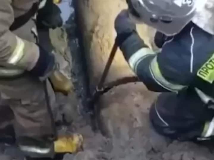 Watch: एयरपोर्ट के सीवर पाइप में फंस गया रूसी शख्स, वीडियो सामने आया तो इंटरनेट पर मच गया तहलका Video Of Man Stuck In A Sewer Pipe Leaves Internet Shocked Watch: एयरपोर्ट के सीवर पाइप में फंस गया रूसी शख्स, वीडियो सामने आया तो इंटरनेट पर मच गया तहलका