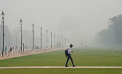 Delhi Pollution: ধোঁয়াশায় ঢাকা আকাশ, সামাল দিকে স্প্রে-মেশিনে জল ছেটাচ্ছে প্রশাসন