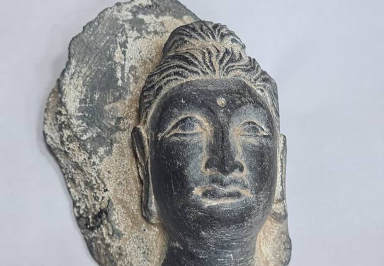 Punjab: अटारी बॉर्डर पर 2000 साल पुरानी बुद्ध की मूर्ति जब्त, विदेशी यात्री के सामान की जांच में मिली