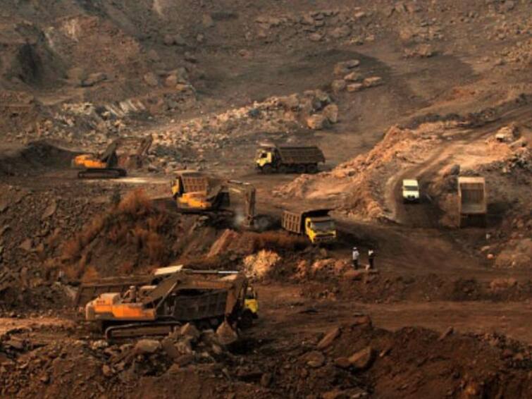 Cities like Mumbai Pune are electrified but backward districts Chandrapur coal mines suffering Marathi news मुंबई-पुण्यासारख्या शहरांमध्ये विजेचा लखलखाट, मात्र कोळशाच्या खाणी असलेल्या चंद्रपूरसारख्या मागास जिल्ह्याला नरकयातना
