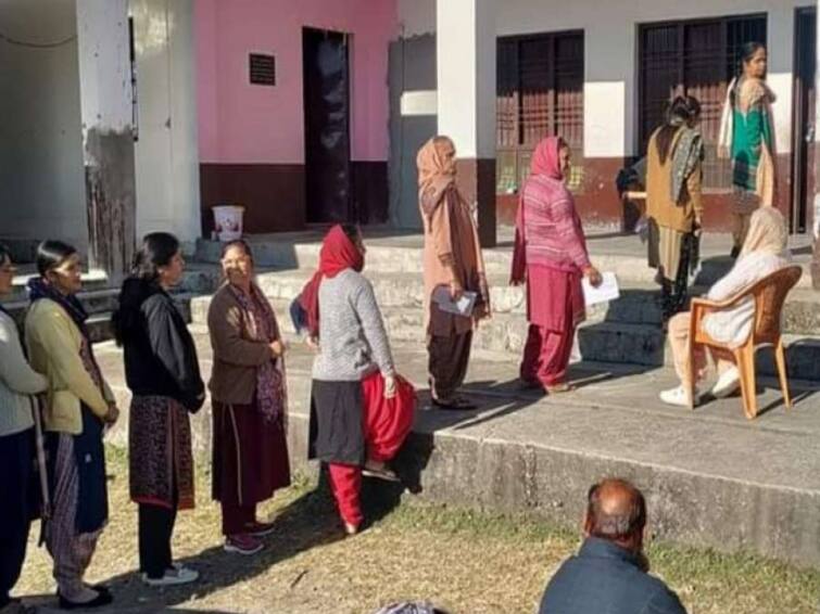Himachal Pradesh Elections 2022 voting latest update today 412 candidates HP Elections 2022: விறுவிறுப்பாக நடக்கும் இமாச்சல் தேர்தல்..! நண்பகல் வரை வாக்குப்பதிவு எப்படி...?