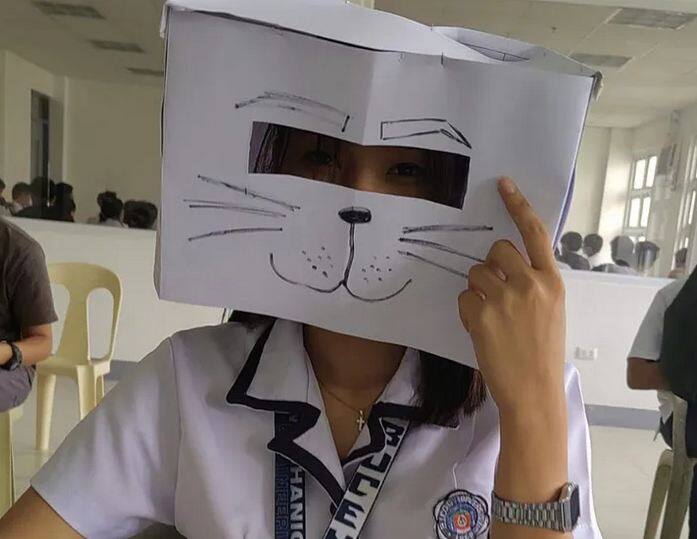 anti cheating hats wearing students in exam hall photos of Philippines college Weird News: ਕਾਂ, ਮੱਕੜੀ, ਭੂਤ... ਪਤਾ ਨਹੀਂ ਕੀ-ਕੀ ਬਣ ਕੇ ਪ੍ਰੀਖਿਆ ਦੇਣ ਆਏ ਬੱਚੇ