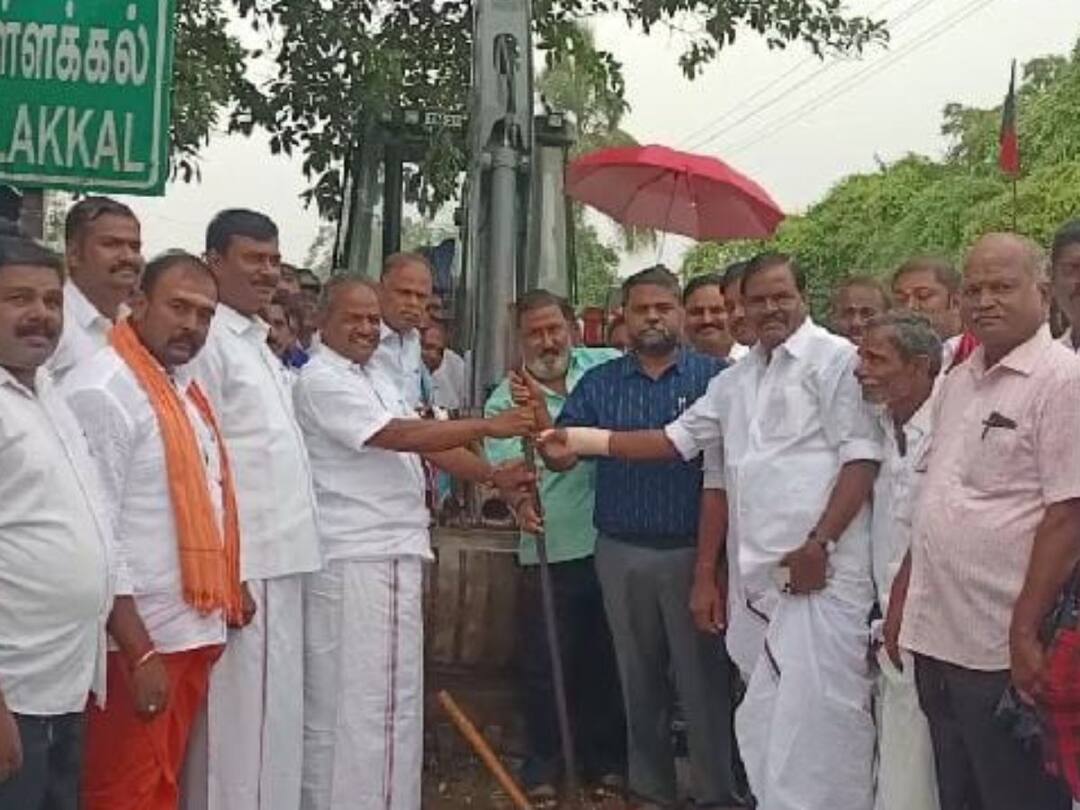 தருமபுரி: மழையை பொருட்படுத்தாமல், சாலையை அகலப்படுத்தும் பணியை தொடங்கி வைத்த எம்எல்ஏ Dharmapuri MLA inaugurated the road construction work even in the heavy rain தருமபுரி: மழையை பொருட்படுத்தாமல், சாலையை அகலப்படுத்தும் பணியை தொடங்கி வைத்த எம்எல்ஏ