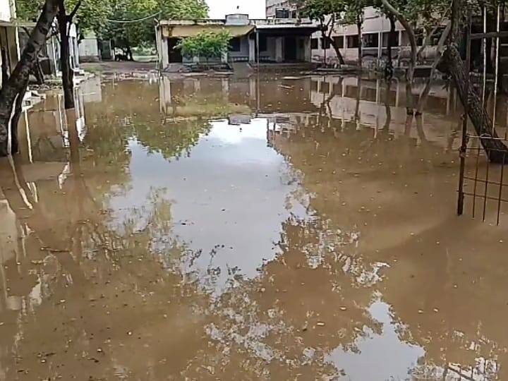 normal life affected by rain. கரூரில் கனமழையால் மக்களின் இயல்பு வாழ்க்கை பாதிப்பு