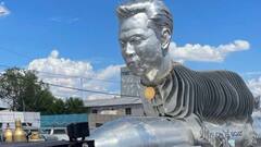 Elon Musk Statue Photo : जगातील श्रीमंत व्यक्ती मस्कला चाहत्यांकडून खास भेट, पाच कोटी खर्च करत बांधला पुतळा