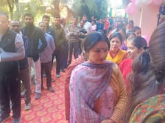 HP Assembly Election 2022: CM जयराम ठाकुर ने परिवार के साथ और 105 साल की बुजुर्ग महिला ने भी किया वोट, देखें तस्वीरें