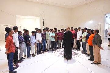 மாணவர்களுக்கு அரண்மனையின் வரலாறு குறித்து கூறப்பட்டபோது எடுத்த படம்