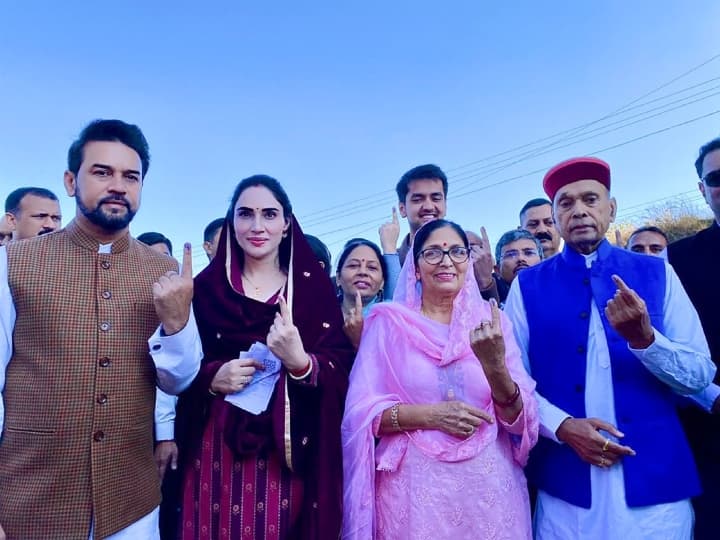 केंद्रीय मंत्री अनुराग ठाकुर ने अपने परिवार के साथ विधानसभा चुनाव में वोटिंग की. पहले घंटे में करीब पांच प्रतिशत मतदान दर्ज किया गया.