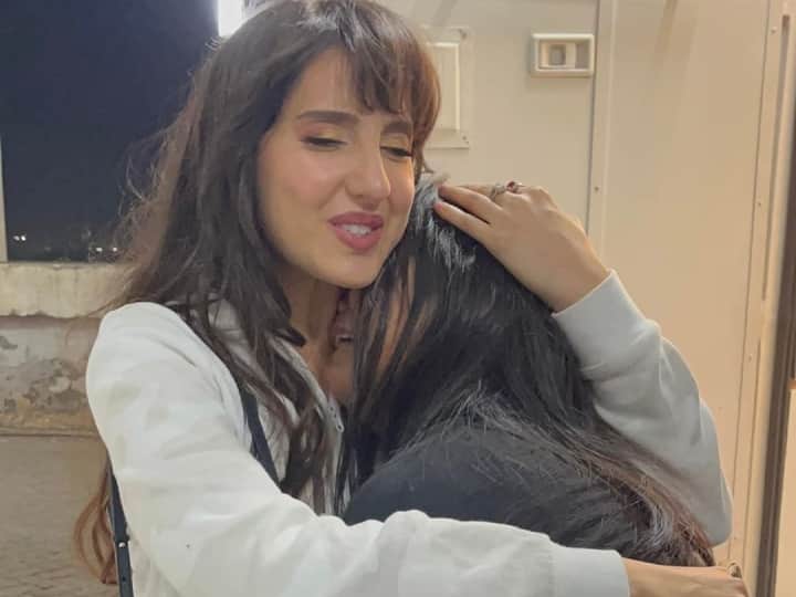 रोती हुई फैन को चुप कराती Nora Fatehi का वीडियो Viral, नेटिजन्स एक्ट्रेस का मजाक उड़ाते हुए बोले- 'क्या एक्टिंग है' Nora Fatehi console crying fan video viral netizens mock actress said What an acting रोती हुई फैन को चुप कराती Nora Fatehi का वीडियो Viral, नेटिजन्स एक्ट्रेस का मजाक उड़ाते हुए बोले- 'क्या एक्टिंग है'