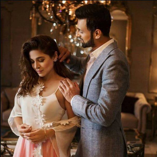 ਸ਼ੋਏਬ ਦੀਆਂ ਇਹ ਤਸਵੀਰਾਂ ਪਾਕਿਸਤਾਨੀ ਮਾਡਲ ਆਇਸ਼ਾ ਉਮਰ ਨਾਲ ਹਨ। ਇਨ੍ਹਾਂ ਫੋਟੋਆਂ ਤੋਂ ਲੱਗਦਾ ਹੈ ਕਿ ਸ਼ਾਇਦ ਸ਼ਾਏਬ ਮਲਿਕ ਨੇ ਸਾਨੀਆ ਮਿਰਜ਼ਾ ਨੂੰ ਧੋਖਾ ਦਿੱਤਾ ਹੈ।