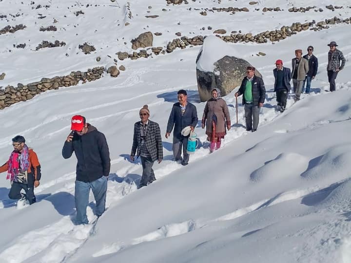 हिमाचल प्रदेश में 12 नवंबर को भारी बर्फ में भी लोग वोट देने के लिए घरों से निकले.