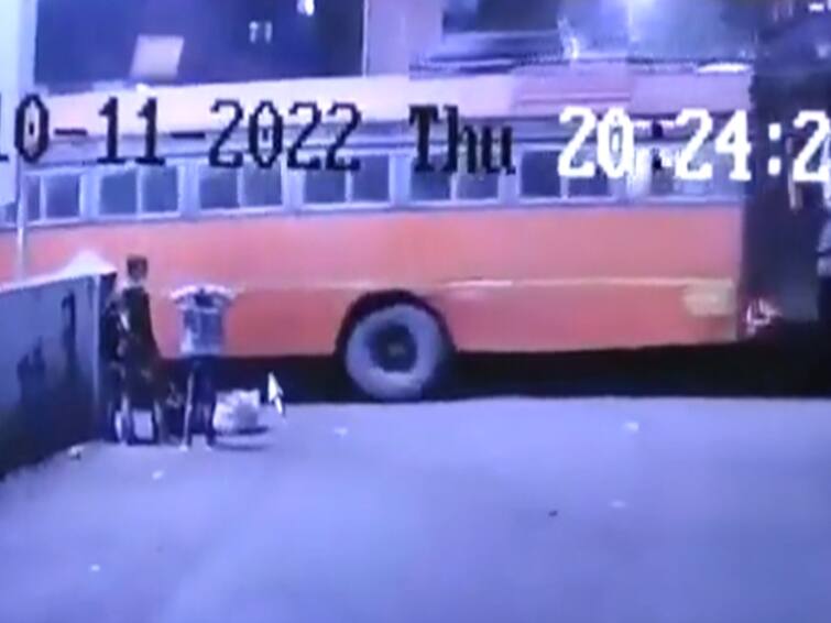 Watch Video boy dies after compound wall of bus stand falls on him viral video Watch Video :  சுற்றுச்சுவர் மீது மோதிய பேருந்து..!  11 வயது சிறுவன் பரிதாபமாக உயிரிழப்பு..