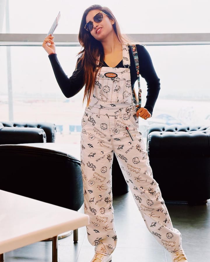 క్యూట్ నవ్వుతో అందరినీ తన వైపుకి తిప్పేసుకుంటుంది దీపికా పిల్లి. Image Credit: Deepika pilli/Instagram