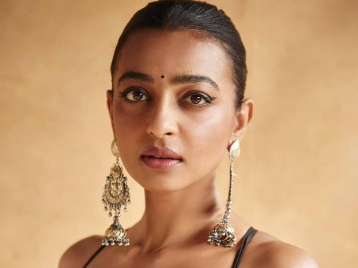 बॉलीवुड में Age फैक्टर पर बोलीं Radhika Apte -' यंग दिखने के लिए कभी नहीं कराई सर्जरी लेकिन करना पड़ा स्ट्रगल' Radhika Apte spoke on age factor in Bollywood said Never underwent surgery to look young but had to struggle बॉलीवुड में Age फैक्टर पर बोलीं Radhika Apte -' यंग दिखने के लिए कभी नहीं कराई सर्जरी लेकिन करना पड़ा स्ट्रगल'