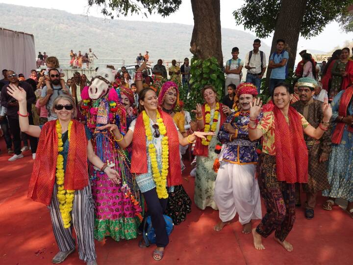 Rajasthan News Foreign tourists danced fiercely in Budi festival, tasted local cuisine ann Bundi Utsav: बूंदी महोत्सव में दिखे लोक संस्कृति के रंग, जमकर थिरके विदेशी पर्यटक, देसी व्यंजनों का चखा स्वाद