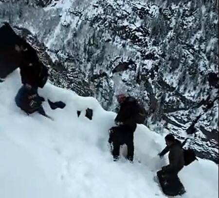 Himachal Election 2022 video polling booth at 12000 ft polling officers carrying EVM walked 15 KM in snow 12 हजार फीट की ऊंचाई पर था पोलिंग बूथ, EVM लेकर 15 KM बर्फ में चले अधिकारी, देखें वीडियो