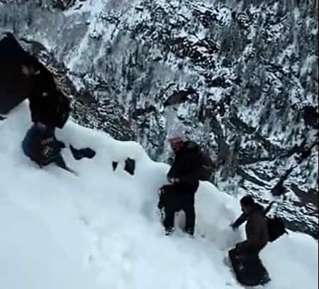 12 हजार फीट की ऊंचाई पर था पोलिंग बूथ, EVM लेकर 15 KM बर्फ में चले अधिकारी, देखें वीडियो