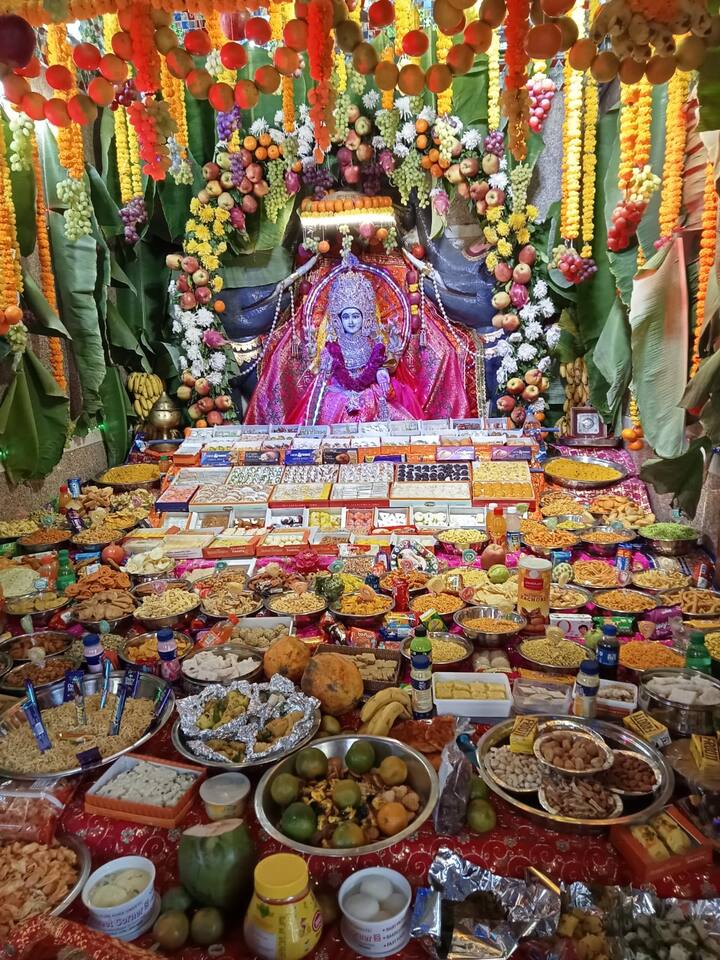 . આ અષ્ટલક્ષ્મીની કૃપા પ્રાપ્ત કરવા દેવો અને દાનવોએ વિવિધ ફળફળાદિ અને પકવાનોનો નૈવેધ ધરાવ્યો હતો. ત્યારથી સમગ્ર દેશમાં લક્ષ્મીજીના વિવિધ મંદિરોમાં છપ્પન ભોગનો અન્નકુટ ધરાવવામાં આવે છે.