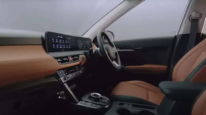 Inside, the 2023 Seltos gets a bigger overhaul in terms of a more premium layout with a new digital instrument cluster merged with a big touchscreen. There are new controls, more features and a premium look to the cabin with plusher materials. The interior also has some more changes where there is a new gear selector in form of a rotary knob. (Source: Somnath Chatterjee)
