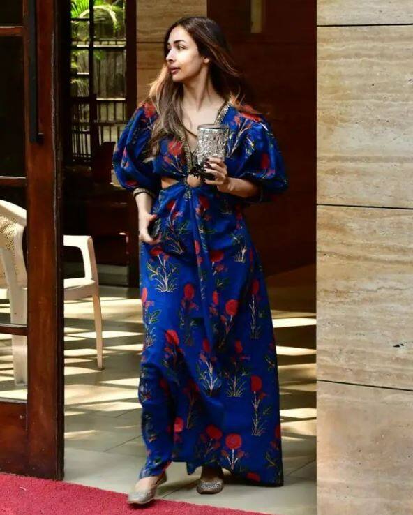 આ તસવીરોમાં મલાઈકા અરોરા બ્લુ કલરના ફ્લાવર પ્રિન્ટેડ ગાઉનમાં ખૂબ જ ક્લાસી અને રોયલ લુકમાં જોવા મળી રહી છે.