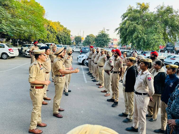 Major action: Punjab Police detained 93 criminals; DIG Gurpreet Bhullar led the siege and search operation ਪੰਜਾਬ ਪੁਲਿਸ ਨੇ 93 ਅਪਰਾਧੀ ਹਿਰਾਸਤ ’ਚ ਲਏ; ਡੀ.ਆਈ.ਜੀ. ਗੁਰਪ੍ਰੀਤ ਭੁੱਲਰ ਨੇ ਕੀਤੀ ਘੇਰਾਬੰਦੀ ਅਤੇ ਤਲਾਸ਼ੀ ਮੁਹਿੰਮ ਦੀ ਅਗਵਾਈ