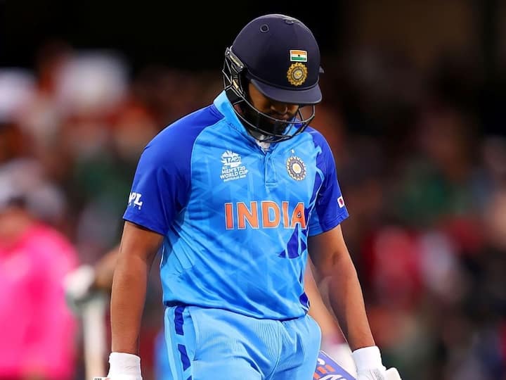 भारताचा कर्णधार रोहित शर्मा संपूर्ण टी-20 विश्वचषकात संघर्ष करताना दिसला. या स्पर्धेतील सहा सामन्यात त्याला फक्त 116 धावा करता आल्या. एवढंच नव्हे तर, इंग्लंडविरुद्ध सेमीफायनल सामन्यात रोहित शर्मानं चुकीचं नेतृत्व आणि प्लेईंग इलेव्हन निवडल्याची चर्चा सुरू आहे. या स्पर्धेत रोहित शर्मानं भारताचा स्टार आणि अनुभवी फिरकीपटू युजवेंद्र चहललं प्लेईंग इलेव्हनमध्ये खेळण्याची संधी दिली नाही.