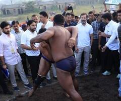 PHOTO: राहुल गांधी कुस्तीच्या आखाड्यात! सोबत लेझीम, हलगी अन् मर्दानी खेळ... कोल्हापूरकरांकडून 'भारत जोडो'चं भन्नाट स्वागत