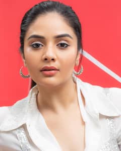 Anchor Sreemukhi: సిల్వర్ కలర్ డ్రెస్ లో మెరిసిపోతున్న శ్రీముఖి