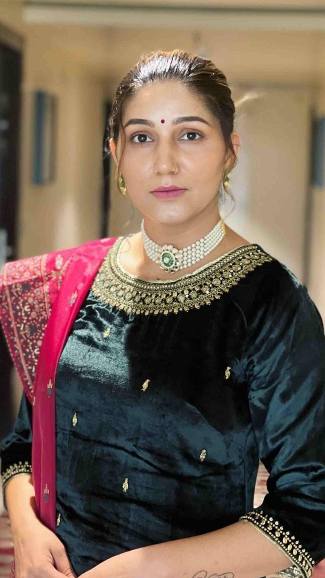 पर्ल चोकर में सपना चौधरी खूबसूरत लग रही हैं
