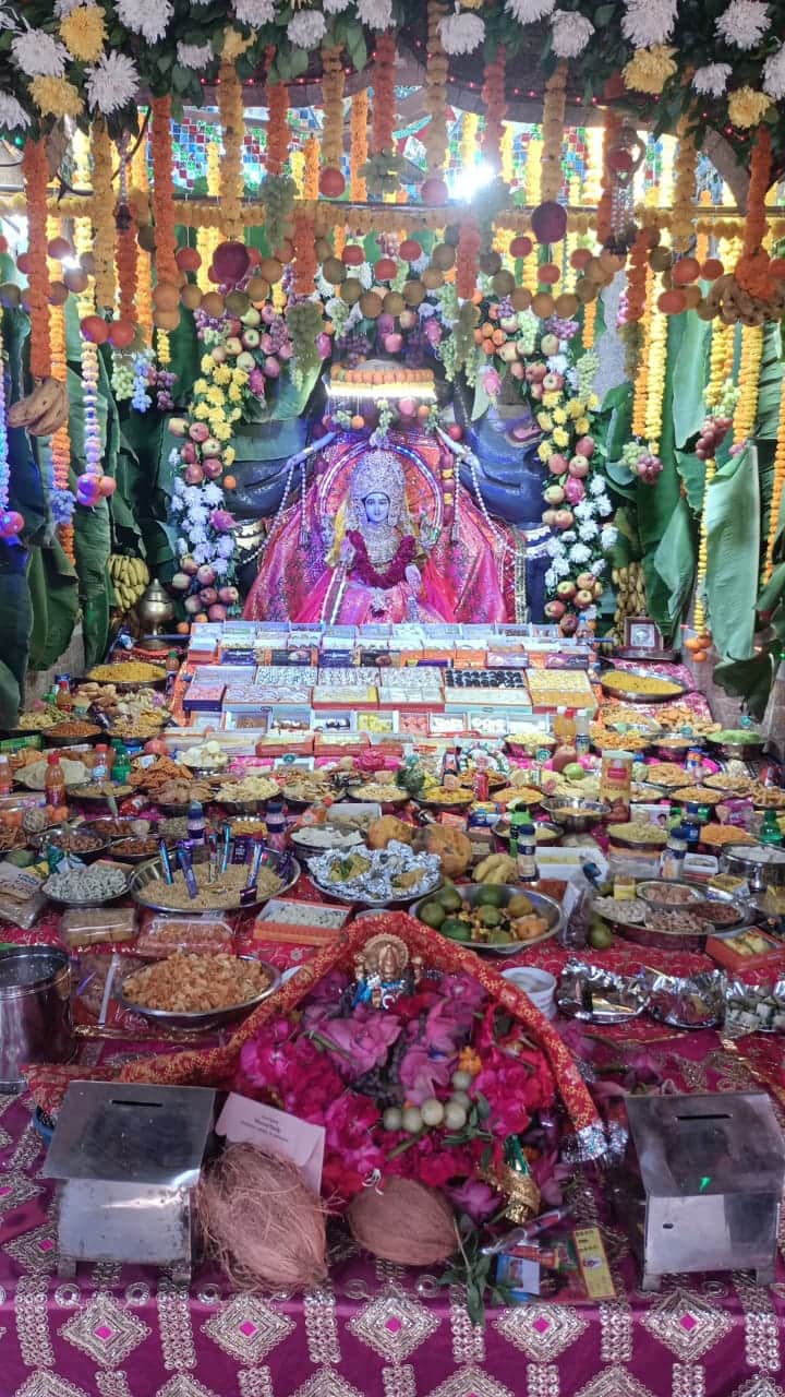 થલતેજ ખાતે આવેલા શ્રી પંચદેવ મંદિર ધાર્મિક ટ્રસ્ટ દ્વારા સંચાલિત શ્રી વૈભવ લક્ષ્મી મંદિર ખાતે છપ્પન ભોગનો ભવ્ય અન્નકુટ શુક્રવાર વદ- ત્રીજના દિવસે કરવામાં આવ્યું હતું.