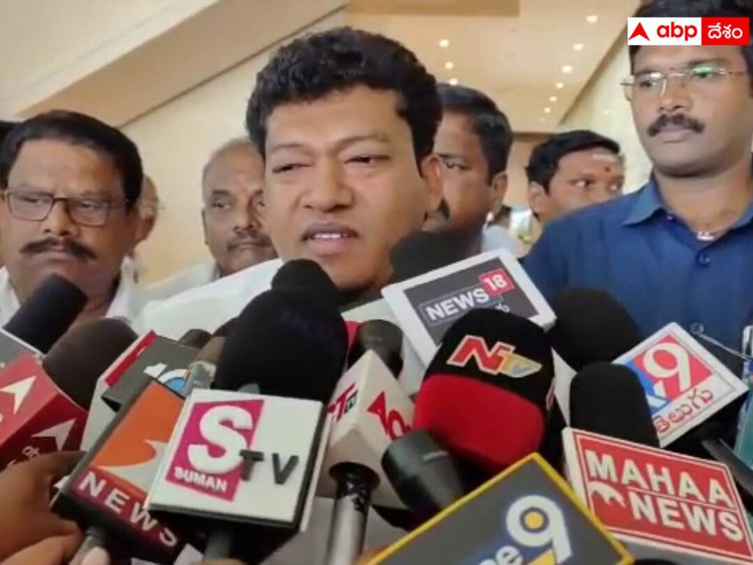 YCP has started a counter attack against the Jana Sena, which has been fighting against the illegal activities in the Jagananna Colonies. పవన్‌కు బుర్ర, బుద్ధి లేదు- ప్యాకేజీలకు అలవాటు పడ్డారు: మంత్రి సీదిరి అప్పలరాజు