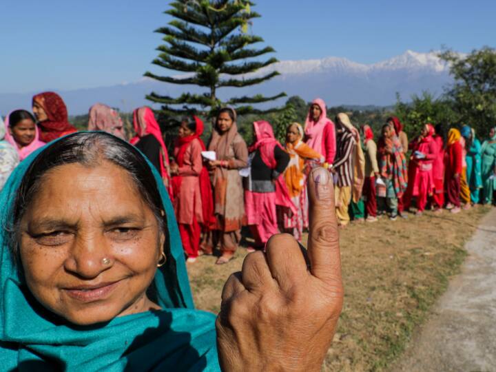 Himachal Assembly Election 2022 Voting Ends for 68 Seats Sirmour Mandi Shimla Una Solan kangra Kannaur Himachal Election: हिमाचल में बंपर मतदान के बाद भी नहीं टूटा पिछले चुनाव का रिकॉर्ड, 70.34 फीसदी हुई वोटिंग