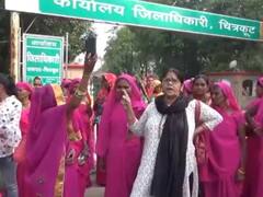 चित्रकूट में शराब की दुकान के विरोध में उतरा गुलाबी गैंग, कहा- अगर जल्द से जल्द नहीं हटाया तो...