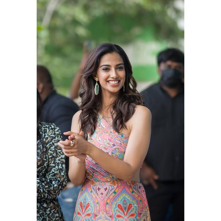 హిట్ 2 మూవీ ప్రమోషన్ ఫోటోలు -Image Credit: Meenakshi Chowdary/Instagram