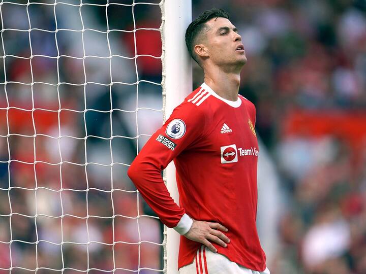 BREAKING Cristiano Ronaldo to leave Manchester United by mutual agreement, with immediate effect The club thanks him statement confirms Ronaldo Manchester United Exit : मोठी बातमी! रोनाल्डो आणि मँचेस्टर युनायटेडचे रस्ते वेगवेगळे, क्लबकडून अधिकृत घोषणा