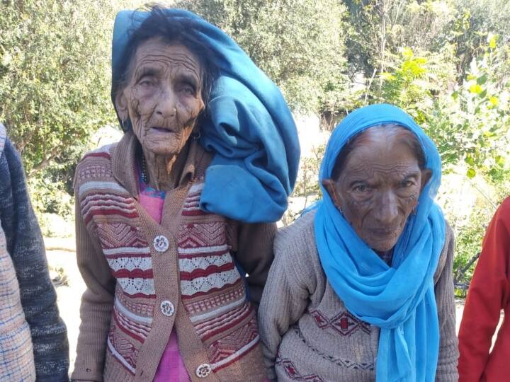 Himachal Pradesh election 105-year-old woman casts vote at Churah Assembly Himachal Older Voter: हिमाचल में 112 और 105 वर्षीय बुजुर्ग महिलाओं ने भी डाला वोट, सामने आई तस्वीरें