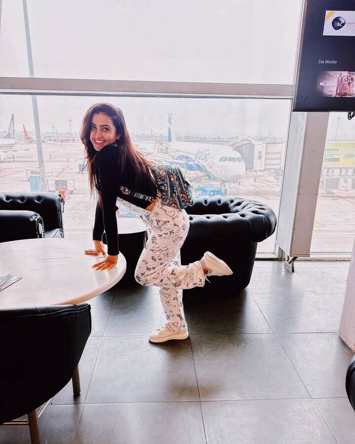 ప్రస్తుతం ఈ అమ్మడు ఫుల్ వెకేషన్ మోడ్ లో ఉంది. Image Credit: Deepika pilli/Instagram