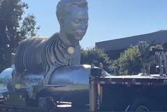 Elon Musk Statue Photo : जगातील श्रीमंत व्यक्ती मस्कला चाहत्यांकडून खास भेट, पाच कोटी खर्च करत बांधला पुतळा