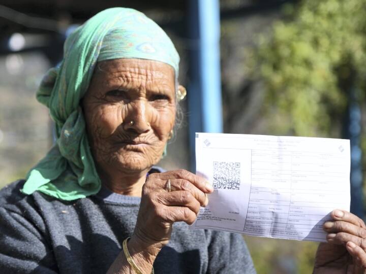 प्रदेश में भारतीय जनता पार्टी और विपक्षी कांग्रेस के बीच मुकाबला है. मतदान सुबह आठ बजे शुरू हुआ और इसकी शुरुआत धीमी रही. बुजुर्ग महिला वोट देने के लिए वोटर आईडी दिखाते हुए.