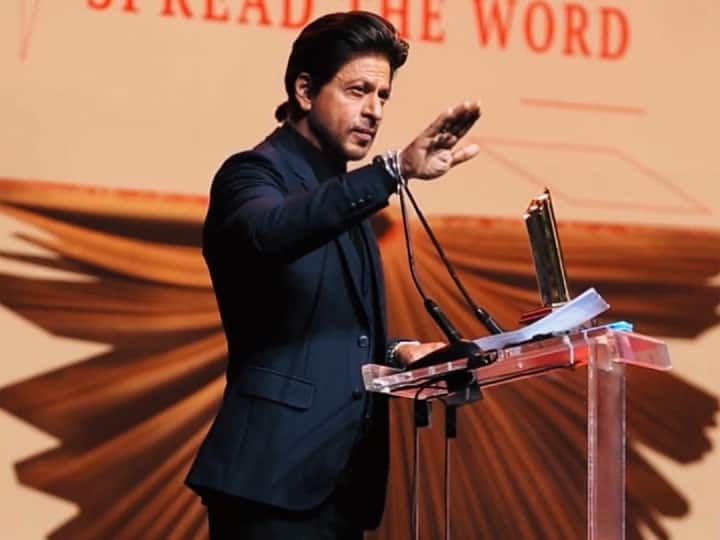 Shah Rukh Khan receives Global Icon of Cinema and Cultural Narrative Award in Sharjah  UAE Shah Rukh Khan को दुबई में मिला अवार्ड, सम्मानित होने के बाद एक्टर बोले- 'इतनी शिद्दत से मैंने तुम्हें पाने की कोशिश की है'